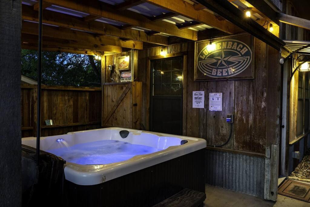 Villa Pet Friendly! Hot Tub, 2Mins From Main, Fire Pit à Fredericksburg Extérieur photo